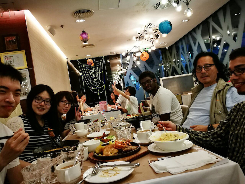 Dr. Szeto treated his students to a nice dinner.